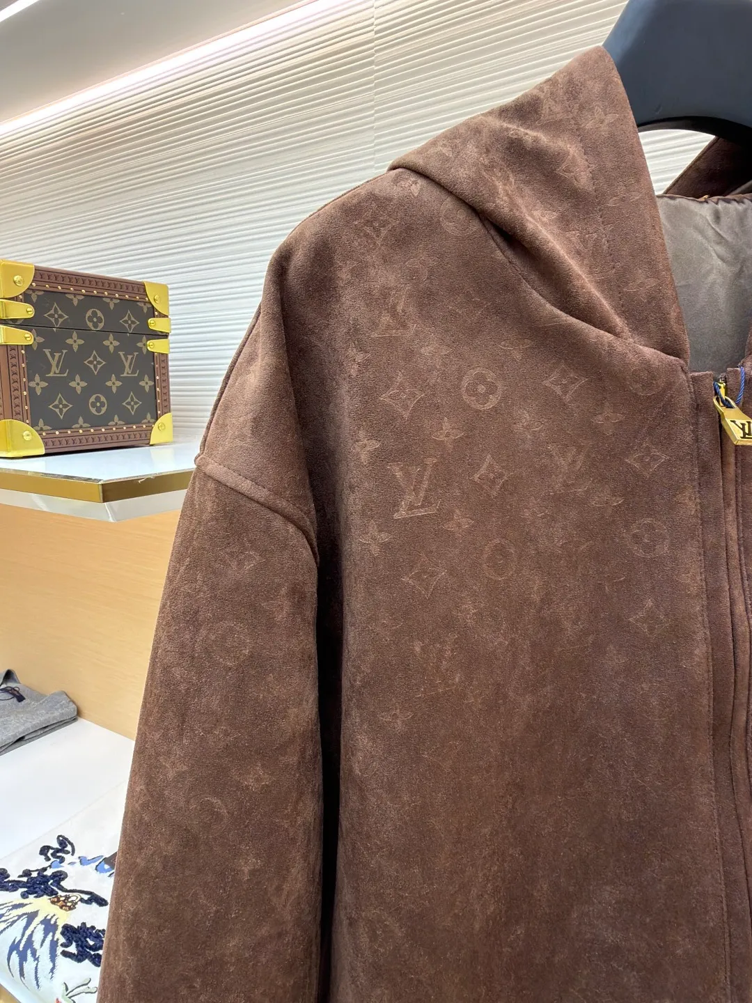 LOUIS VUITTON all-over printed hooded jacket ●Original version: 46000 purchased and developed ●Item number: 1682362-C10 ●Fabric: cotton fabric ●Technology: Fleece production ●Color: brown ●Version: fitted version ●Weight: about 1245 grams ●Size: S-M-L-XL ●Description: This Louis Vuitton brown hooded jacket is made of high-end imitation suede fabric, which is treated with frosting to form a fine suede texture. It is soft to the touch and has a natural matte luster. The surface of the fabric is embossed to present the brand's classic presbyopia pattern. The embossing depth is even, and the pattern outline is clear and not easy to fall off. The body is opened and closed with a two-way metal zipper, and the zipper pull is a brand-customized gold-plated style that has been treated with antioxidants to prevent fading. The hood is three-dimensionally cut, and is lined with breathable lining inside to improve wearing comfort; the cuffs and hem are edged with high-elastic ribs, and the ribs and body fabric are sewn with double-needle stitching for high firmness. The overall shape is a loose shoulder design, and the cut pieces have been adjusted through many trials. The splicing between the shoulders and the body uses a buried clip process to make the lines smooth and reduce wearing friction. Every detail has been strictly quality controlled to take into account both design and practicality. The overall wiring is straight and delicate, the fabric is comfortable and soft, and the color is consistent without color difference. It can be matched with the same style to create a fashionable look and control various occasions. Customized accessories, complete with three standards, same style for men and women!